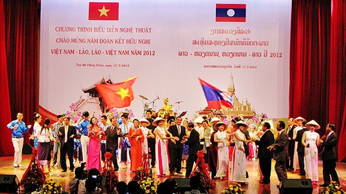 Laos condecora a funcionarios y ex dirigentes de defensa de Vietnam - ảnh 1