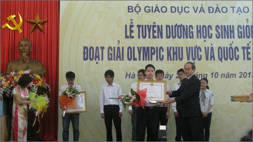 Reconocen alumnos vietnamitas premiados en Olimpíadas internacionales - ảnh 1
