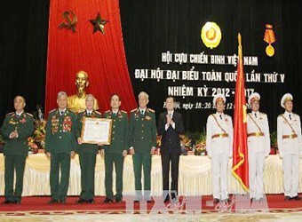 Veteranos vietnamitas forjan naturaleza de soldado según ejemplo Ho Chi Minh   - ảnh 1