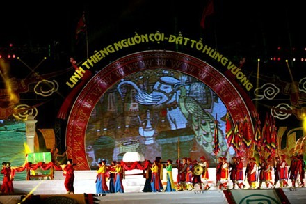 Vietnamitas celebran la Fiesta nacional del culto a los reyes Hung 2013 - ảnh 1