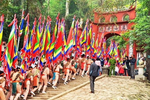 Vietnamitas celebran la Fiesta nacional del culto a los reyes Hung 2013 - ảnh 2