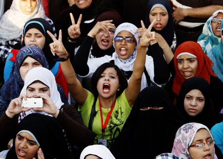 Hermandad Musulmana manifestándose a favor de Mohamed Mursi - ảnh 1