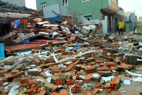 Tormenta Nari  causa graves daños en zonas costeras centrales vietnamitas - ảnh 1