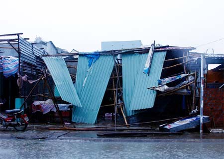 Tormenta Nari  causa graves daños en zonas costeras centrales vietnamitas - ảnh 10