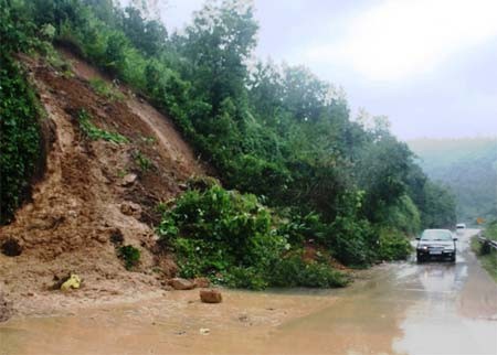 Tormenta Nari  causa graves daños en zonas costeras centrales vietnamitas - ảnh 11