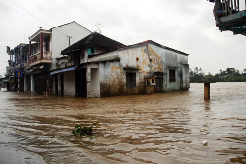 Tormenta Nari  causa graves daños en zonas costeras centrales vietnamitas - ảnh 7