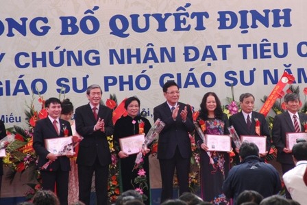 Reconocen nuevos profesores de Vietnam en 2013 - ảnh 1