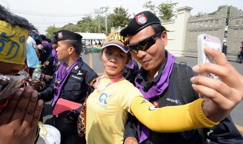 Pausa temporal de manifestaciones en Tailandia en vísperas de cumpleaños del rey - ảnh 1