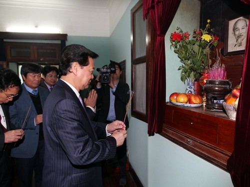 Primer ministro ofrenda inciensos en la reliquia Ho Chi Minh - ảnh 1