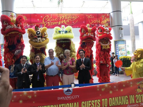 Danang recibe a los primeros turistas extranjeros en primer día del Año nuevo lunar - ảnh 1