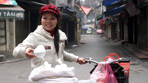 Comprar sal para suerte y prosperidad, costumbre vietnamita en el Tet - ảnh 3