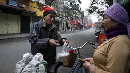Comprar sal para suerte y prosperidad, costumbre vietnamita en el Tet - ảnh 1