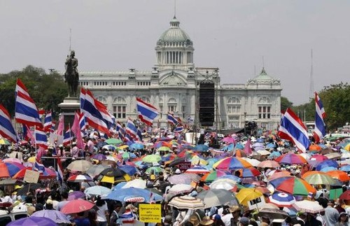 Nueva manifestación contra la primer ministra tailandesa Yingluck Shinawatra - ảnh 1
