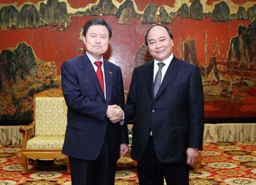 Viceprimer ministro Nguyen Xuan Phuc recibe al alcalde de ciudad surcoreana Busan - ảnh 1