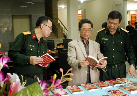 Presentan serie de libros sobre victoria de Dien Bien Phu - ảnh 1