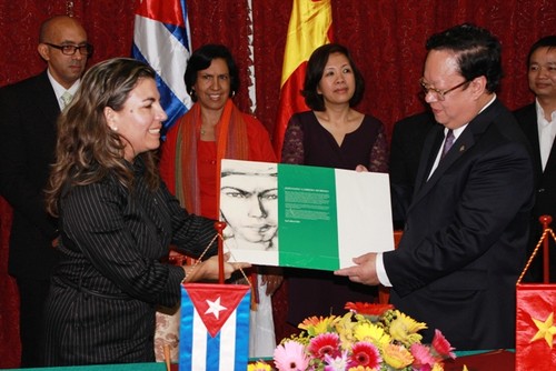 Organizaciones de amistad de Vietnam y Cuba firman acuerdo de cooperación - ảnh 1