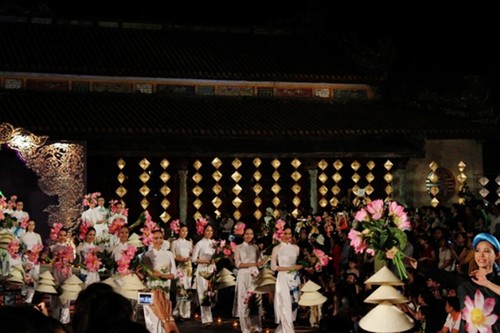 Prosigue lucido VIII Festival cultural de Hue 2014 - ảnh 1