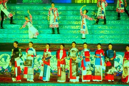 Fiesta del Áo dài y encuentro Internacional de baile en Festival Hue - ảnh 2