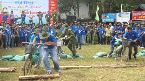 Jóvenes y veteranos de Thua Thien- Hue conmemoran victoria de Dien Bien Phu - ảnh 1