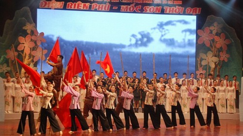 Prosiguen actividades conmemorativas por la victoria de Dien Bien Phu - ảnh 2
