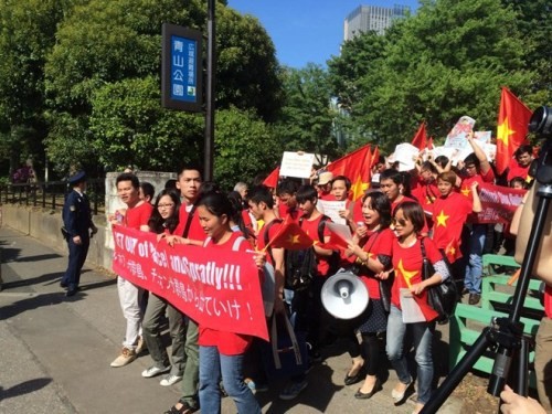 Vietnamitas en ultramar protestan la intrusión territorial nacional de China - ảnh 1