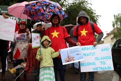 Vietnamitas en ultramar protestan la intrusión territorial nacional de China - ảnh 3