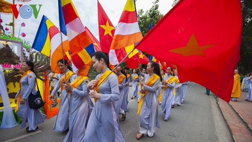 Procesión de Buda en Hue para pedir paz y prosperidad en el mundo - ảnh 4