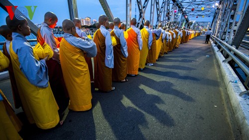 Procesión de Buda en Hue para pedir paz y prosperidad en el mundo - ảnh 9