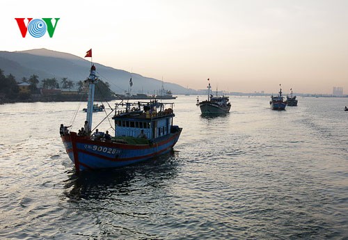 Pescadores vietnamitas mantienen trabajo con valentía en aguas violadas por China - ảnh 4