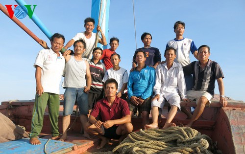 Pescadores vietnamitas mantienen trabajo con valentía en aguas violadas por China - ảnh 20