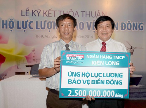 Más de 100 mil dólares para ayudar a soldados marítimos vietnamitas - ảnh 1