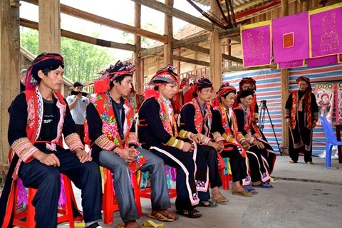Singular ceremonia de étnicos vietnamitas - ảnh 2