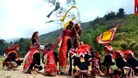 Singular ceremonia de étnicos vietnamitas - ảnh 5