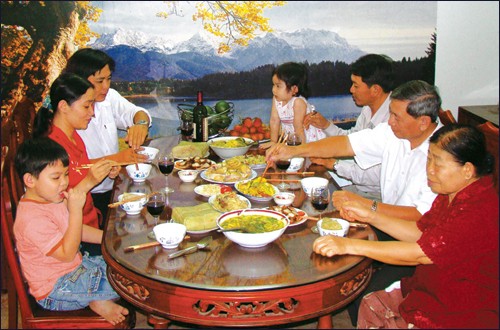 Los hanoyenses con la familia - ảnh 1