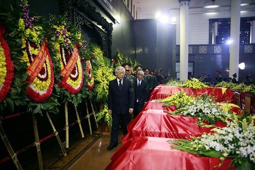 Funerales de 18 soldados de fuerzas aéreas de Vietnam fallecidos en el desempeño de la función - ảnh 1