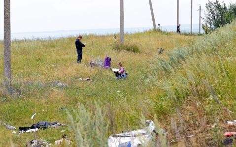 Trasladan a Donetsk cuerpos localizados en el desastre del vuelo MH 17  - ảnh 1