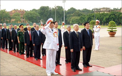 Altos dirigentes vietnamitas homenajean a soldados héroes de país - ảnh 1