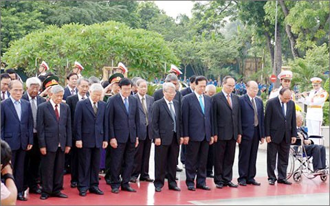 Altos dirigentes vietnamitas homenajean a soldados héroes de país - ảnh 2