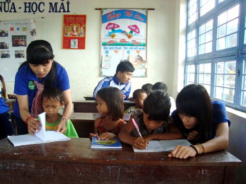 Estudiantes voluntarios de Phu Yen aportan en modernización del campo - ảnh 2