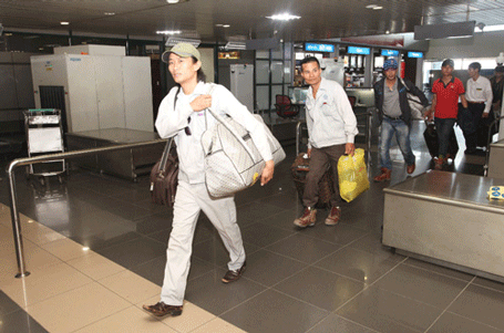 Ofrecen autoridades de Hanoi políticas preferenciales para trabajadores repatriados  - ảnh 1