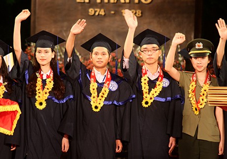 Hanoi honra a los titulados universitarios excelentes en 2014  - ảnh 1