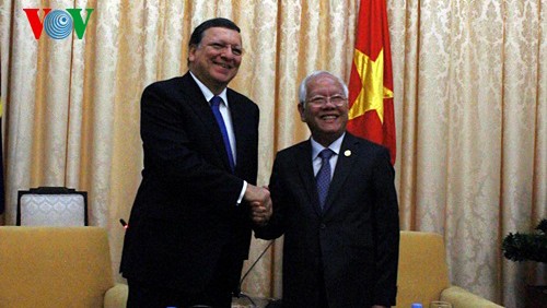 Presidente de la Comisión Europea finaliza visita a Vietnam - ảnh 1