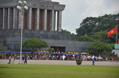 Miles de vietnamitas rinden tributo al Líder revolucionario en Día Nacional - ảnh 1