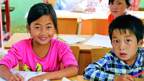 Buen corazón de alumnos y profesores en la escuela primaria Na U - ảnh 4