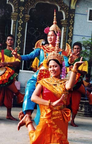 Conservar la identidad artística de la danza Ro Bam jemer - ảnh 2