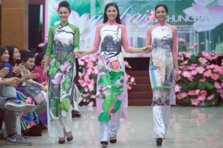 Desfile de moda destaca la belleza de la mujer vietnamita - ảnh 1