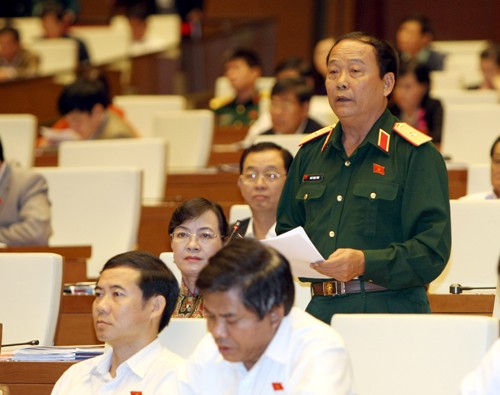 Diputados vietnamitas debaten proyectos de ley sobre el ejército y la policía - ảnh 1