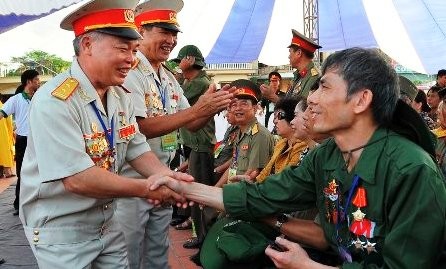 Enaltecen la heroica tradición de 70 años del Ejército Popular de Vietnam  - ảnh 1