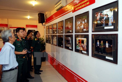 Exposición de fotos y veladas artísticas por 70 años del Ejército Popular de Vietnam - ảnh 1