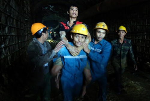 Dirigentes vietnamitas felicitan a los participantes en el rescate de constructores  - ảnh 1